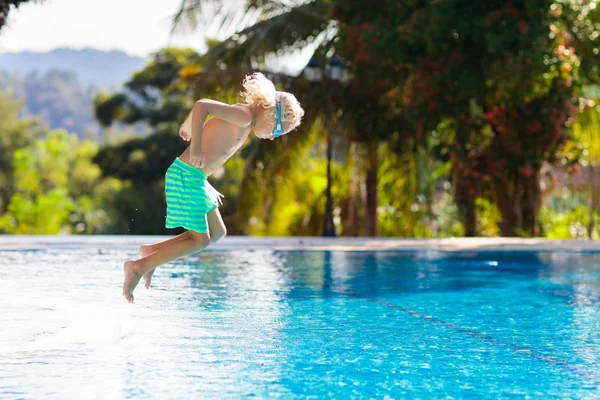 Bambino Che Gioca Piscina Vacanze Estive Con Bambini Ragazzino Che — Foto Stock