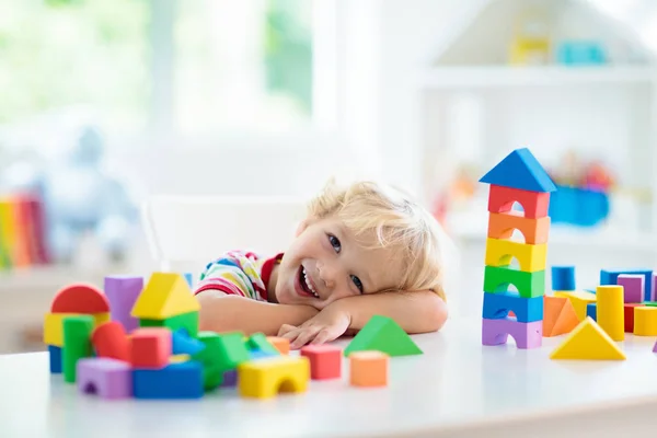 Criança Brincando Com Blocos Brinquedo Coloridos Rapaz Construir Uma Torre — Fotografia de Stock