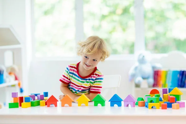 Criança Brincando Com Blocos Brinquedo Coloridos Rapaz Construir Uma Torre — Fotografia de Stock