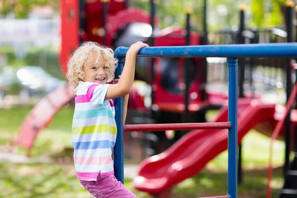 Kind Monkey Bars Kid Het Schoolplein Jongetje Opknoping Gym Activiteitencentrum — Stockfoto