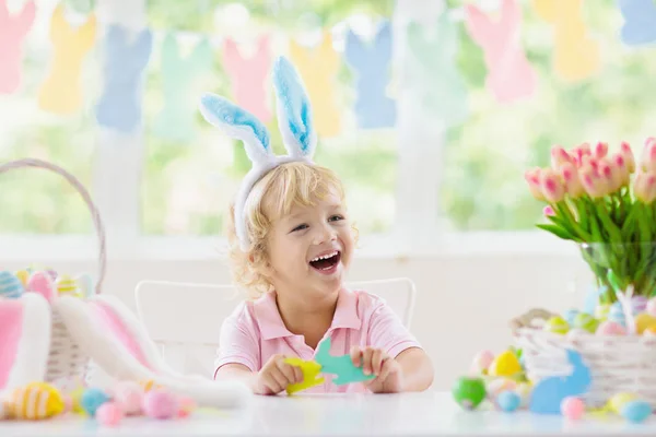 Barn Färgar Påskägg Barn Kaninöron Färga Färgglada Ägg För Påskjakt — Stockfoto