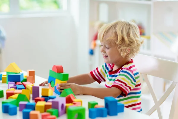 Criança Brincando Com Blocos Brinquedo Coloridos Rapaz Construir Uma Torre — Fotografia de Stock