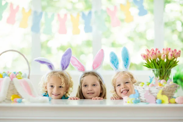Děti Barvení Kraslic Děti Uši Zajíček Barvení Barevné Vejce Velikonoce — Stock fotografie