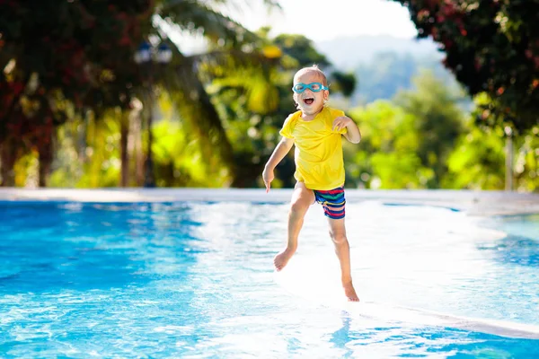 Niño Jugando Piscina Vacaciones Verano Con Niños Niño Saltando Agua — Foto de Stock