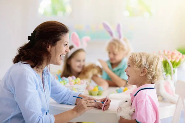 Moeder Kinderen Met Huisdier Konijn Kleur Paaseieren Mam Klein Meisje — Stockfoto