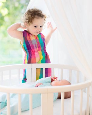 Yeni doğan çocuk kız kardeşi karşılar