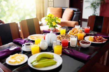 Sağlıklı aile kahvaltı. Meyve, ekmek, meyve suyu.