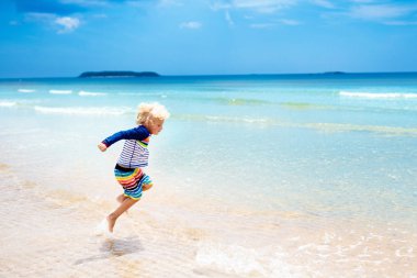 Çocuk tropik sahilde. Deniz tatil çocuklarla.