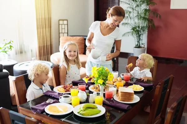 Pequeno-almoço familiar saudável para mãe e filhos . — Fotografia de Stock