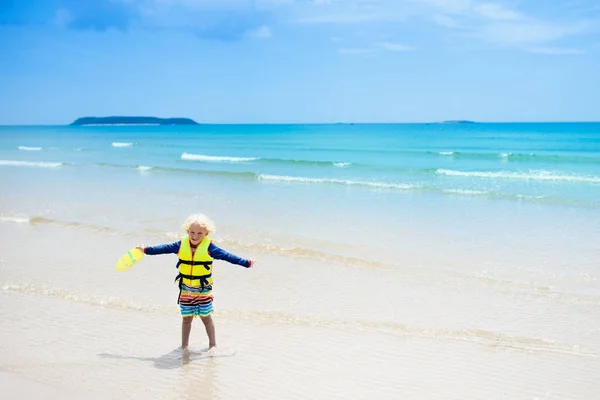 Enfant sur la plage tropicale. Vacances en mer avec les enfants . — Photo