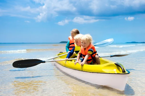Kids kayaking in ocean. Children in kayak in tropical sea — Stock Photo, Image