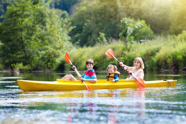 Enfant en kayak. Des enfants en canot. Camping d'été . — Photo