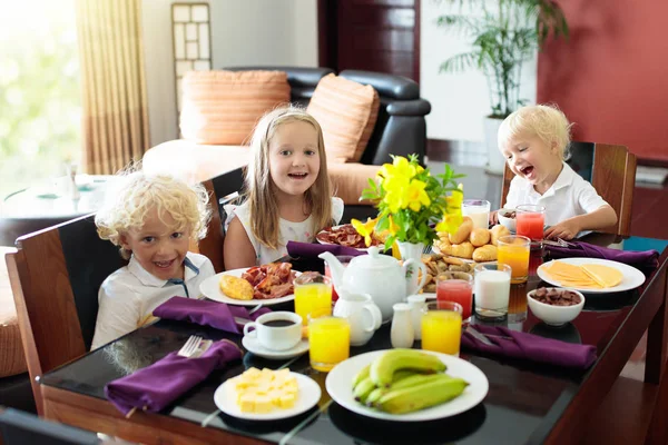 Colazione sana in famiglia per bambini . — Foto Stock