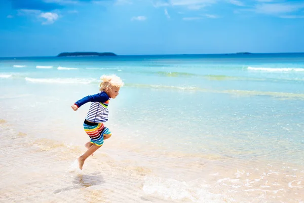 Niño en la playa tropical. Vacaciones en el mar con niños . — Foto de Stock