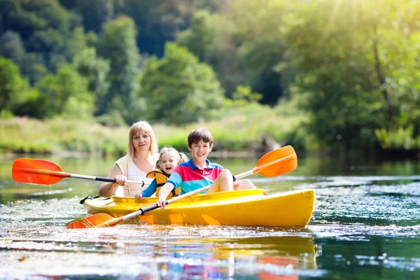 Dziecko na kayak. Dzieci na canoe. Lato, wakacje. — Zdjęcie stockowe