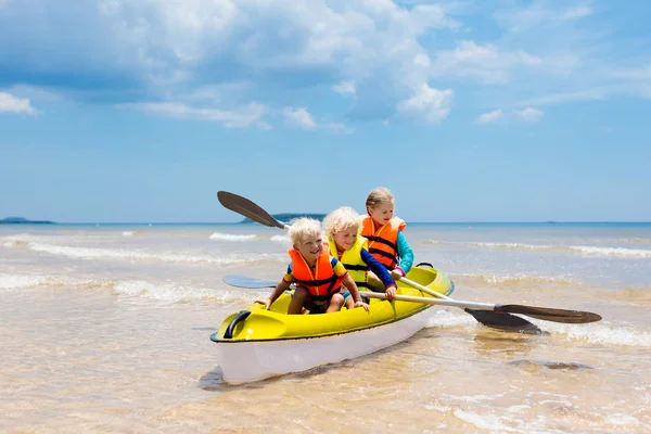 子供たちは海でカヤックします。熱帯の海でカヤックの子供たち — ストック写真