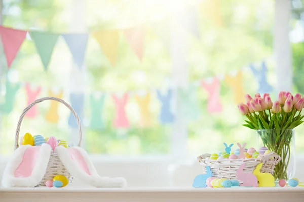 Wielkanoc dekoracji wnętrz. Koszyk jaj i bunny. — Zdjęcie stockowe