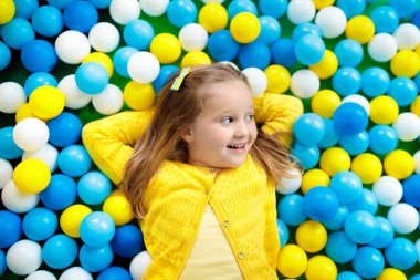 Çocuklar pit'e oynar. Top havuzunda oynayan çocuk