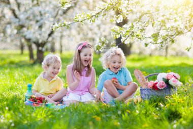 Bahar park aile pikniği. Çocuklar açık havada yemek