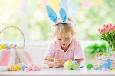 Paskalya yumurtası avı çocuklar. Çocuk yumurta boya. 