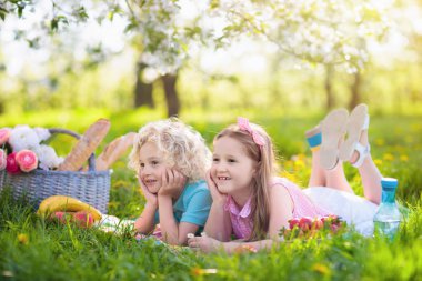 Bahar park aile pikniği. Çocuklar açık havada yemek