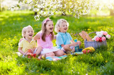 Bahar park aile pikniği. Çocuklar açık havada yemek