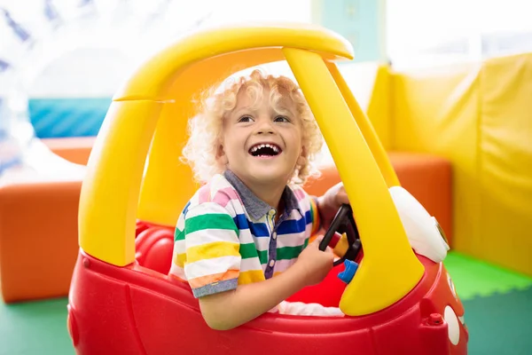 Gyermek lovas játék-autó. Kis fiú játékok. — Stock Fotó