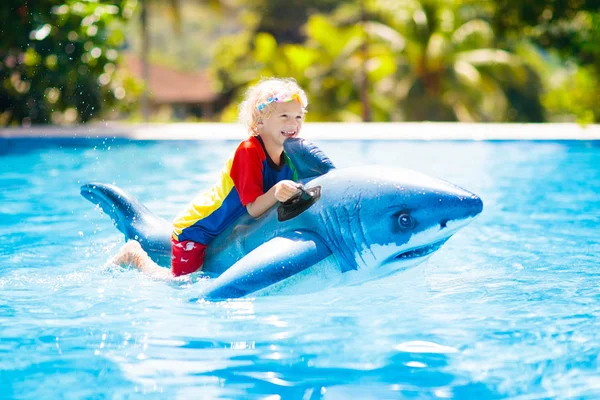 Çocuk yüzme havuzunda. Şişme float evlat — Stok fotoğraf