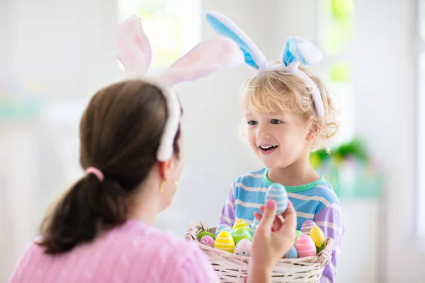 Ibu dan anak-anak, keluarga mewarnai telur Paskah . — Stok Foto
