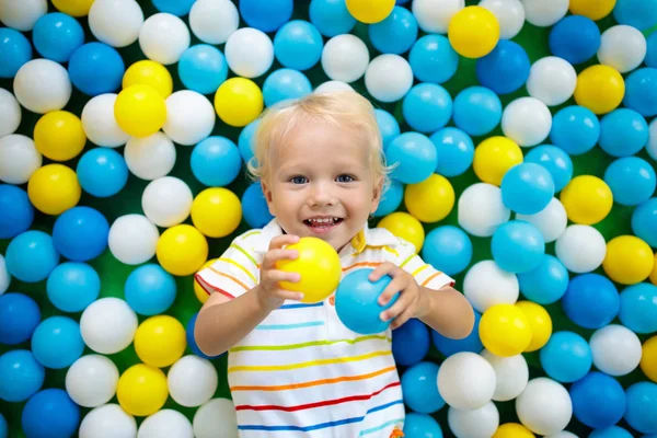 I bambini giocano nella vasca delle palline. Bambino che gioca in piscina palle — Foto Stock