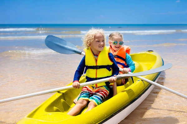 Kayak pour enfants dans l'océan. Enfants en kayak en mer tropicale — Photo