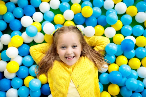 Kids play in ball pit. Child playing in balls pool — Stock Photo, Image