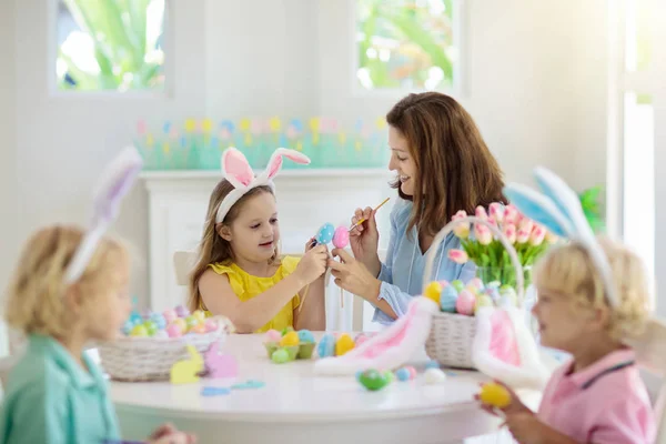 Moeder en kinderen, familie paaseieren kleuren. — Stockfoto