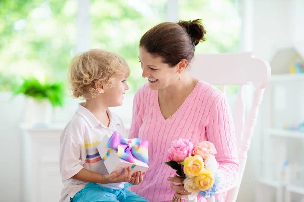 Felice giorno di mamma Ligus. Bambino con regalo per mamma . — Foto Stock