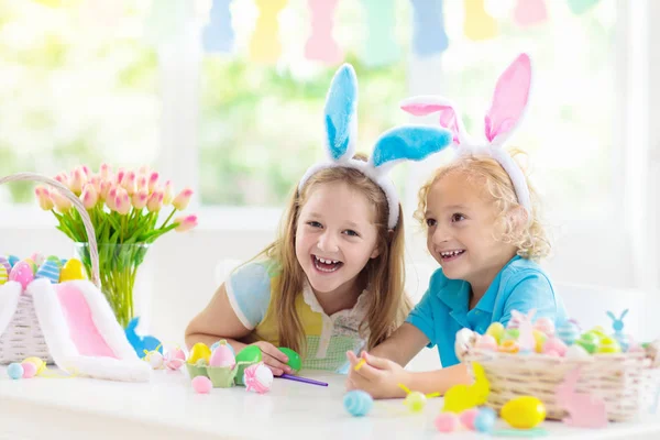 Kinderen op eieren zoeken met Pasen. Kinderen kleurstof eieren. — Stockfoto