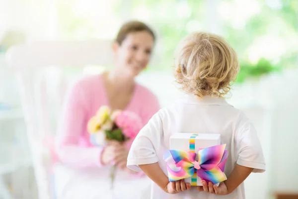 Happy mother���s day. Child with present for mom. — Stock Photo, Image