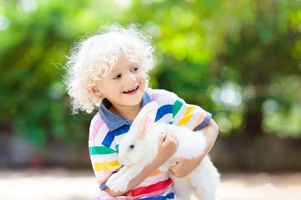 Kind met konijn. Paashaas. Kinderen en huisdieren. — Stockfoto