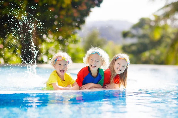 Bambini in piscina. I bambini nuotano. Divertimento in famiglia . — Foto Stock