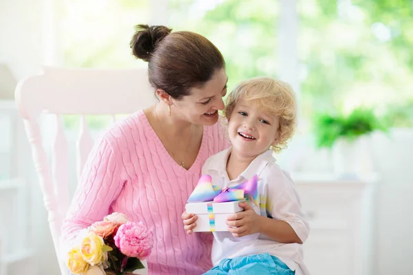 Felice giorno di mamma Ligus. Bambino con regalo per mamma . — Foto Stock