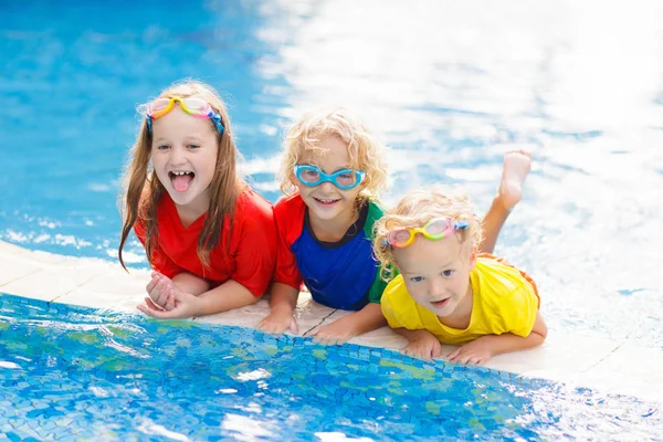 Barnen i poolen. Barnen bada. Familjen roligt. — Stockfoto