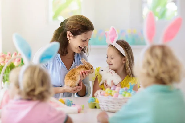 母と子供、家族のイースターの卵を着色. — ストック写真