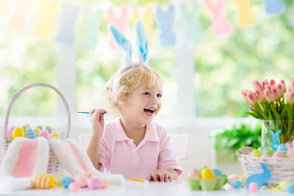 Dzieci na Easter egg hunt. Dzieci farbowania jaj. — Zdjęcie stockowe