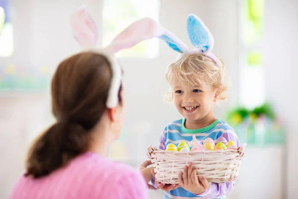 Moeder en kinderen, familie paaseieren kleuren. — Stockfoto