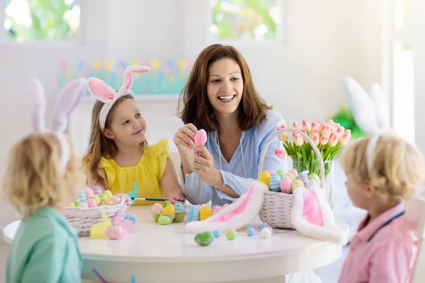 Moeder en kinderen, familie paaseieren kleuren. — Stockfoto