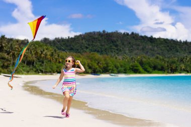 Uçurtma ile çocuk. Çocuklar oynar. Aile beach tatil.