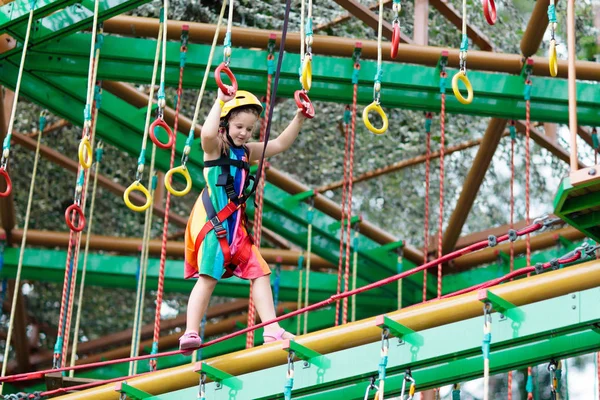 Barn i äventyrsparken. Barnen klättra rep trail. — Stockfoto