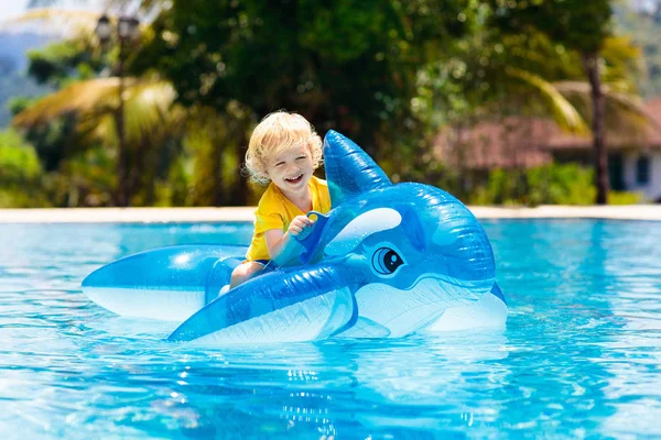 Barn i poolen. Kid på uppblåsbara flottören — Stockfoto