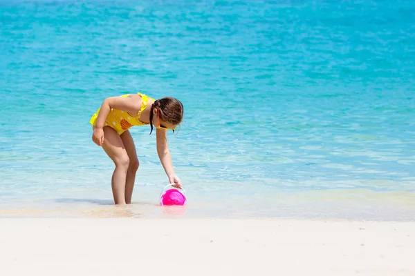 Barnen leker på tropical beach. Sand och vatten leksak. — Stockfoto