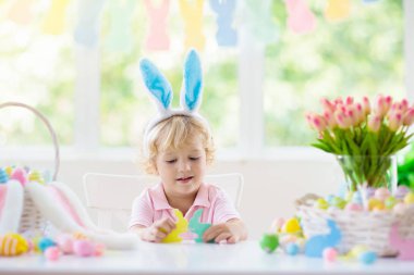 Paskalya yumurtası avı çocuklar. Çocuk yumurta boya. 