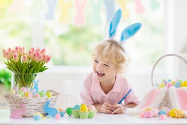 Paskalya yumurtası avı çocuklar. Çocuk yumurta boya. 